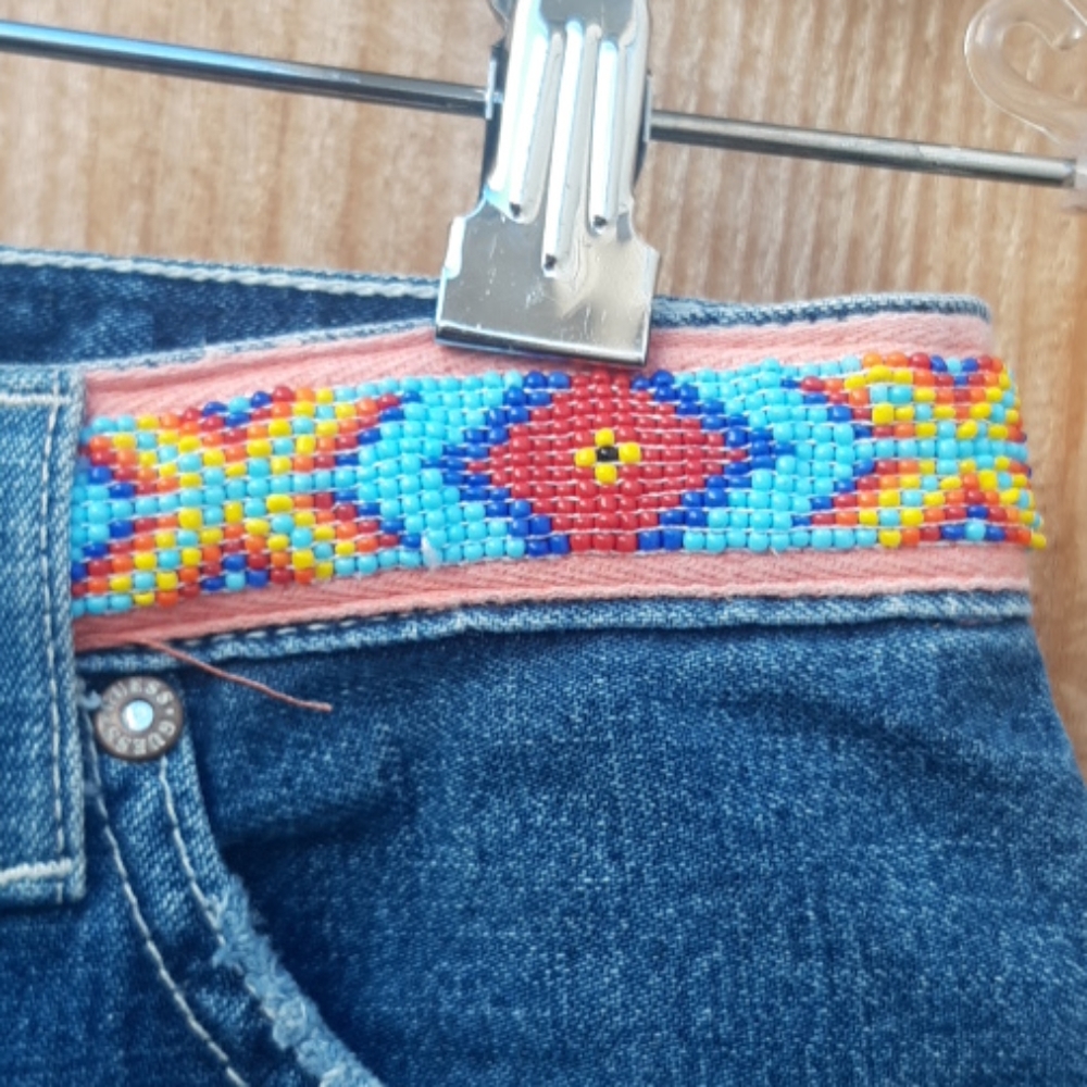 Guess vintage high rise mom jean shorts w/ beads - Picture 2 of 7